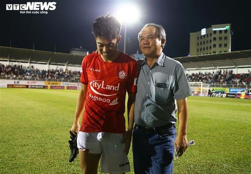 Bầu Đức cũng tỏ ý tiếc nuối vì Lee Nguyễn chấn thương sớm, làm vênh cán cân sức mạnh giữa đôi bên.