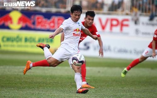 Trong lúc CLB TP.HCM chưa tìm được đường vào khung thành của HAGL thì Minh Vương nhanh chân tung cú sút làm điêu đứng khung thành đội khách.