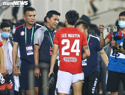Tan trận, Kiatisak sang hỏi han tình hình chấn thương của cậu học trò cũ. Trong phòng họp báo, Kiatisak khẳng định HAGL đã may mắn khi Lee Nguyễn chấn thương.