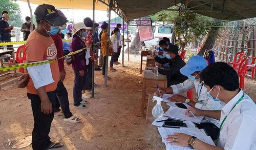 Người dân xếp hàng cung cấp thông tin trước khi tiến hành xét nghiệm COVID-19