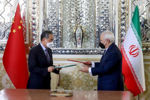 Ngoại trưởng Trung Quốc Vương Nghị (trái) và Ngoại trưởng Iran Javad Zarif trong buổi ký kết thỏa thuận 25 năm vào ngày 27/3 tại Tehran, Iran. Ảnh: Reuters.