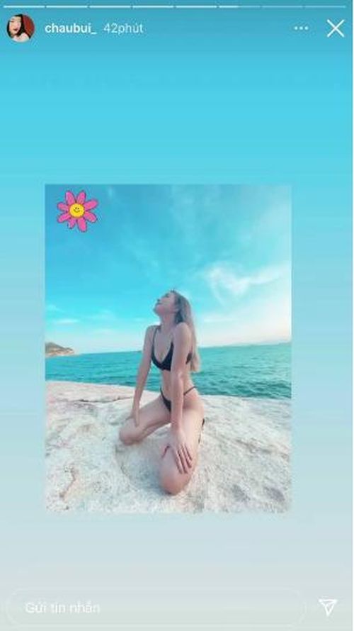 Nhiều fan hâm mộ còn tinh mắt phát hiện ra dù đi bơi nhưng Châu vẫn đeo nguyên chiếc vòng cổ đôi với BinZ.