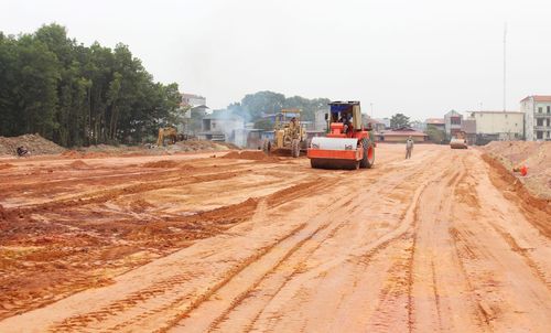 Viet Han Urban Area project that covers 38 hectares with the total capital outside the state budget of VND 1,455 billion is being carried out expeditiously at Hong Tien hamlet, Pho Yen town.