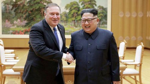 Cựu Ngoại trưởng Mỹ Mike Pompeo và nhà lãnh đạo Triều Tiên Kim Jong Un. Ảnh: KCNA.