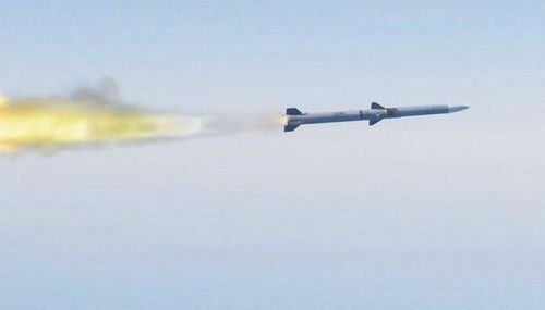 Được biết loại vũ khí vừa tiêu diệt UAV Qasef-2K chính là tên lửa AIM-120 AMRAAM được phóng đi từ tiêm kích F-15 của không quân Saudi Arabia.