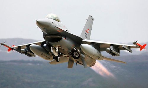 AIM-120 được trang bị đầu đạn nổ phá mảnh nặng 22,7kg với phiên bản A/B và rút xuống còn 18,1kg với phiên bản C.