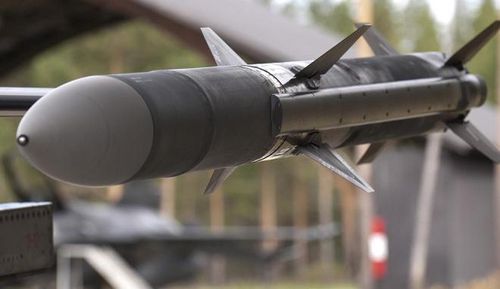 Tuy vậy rõ ràng dùng tới tên lửa AIM-120 quá đắt đỏ thay vì dùng pháo hoặc tên lửa AIM-9 được coi là biện pháp 'dùng dao mổ trâu để giết gà' của đội quân nhà giàu Saudi Arabia.