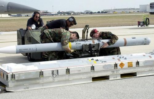 Các phiên bản AIM-120 nhìn chung đều có kích thước tương đương nhau, sự khác biệt chủ yếu nằm ở những cải tiến động cơ, thuốc phóng, hệ thống dẫn đường... AIM-120 có trọng lượng 152kg, dài 3,7m, đường kính thân 180mm.