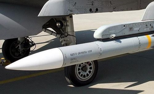 Tên lửa không đối không AIM-120 có khả năng triển khai trên hầu hết các máy bay tiêm kích do Mỹ sản xuất, ví dụ như F-15 Eagle, F-16 Fighting Falcon, F-22 Raptor, F-35 Lightning II; F/A-18 Hornet và cả E/F Super Hornet.