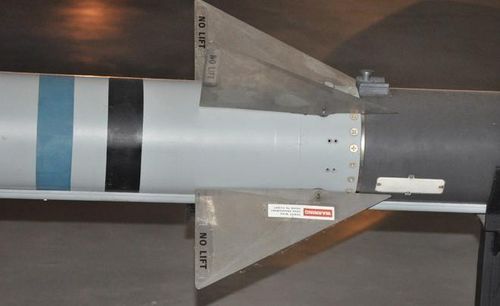 Tên lửa không đối không AIM-120 được công ty Hughes và Raytheon thay nhau phát triển, sản xuất từ 1991 tới nay.
