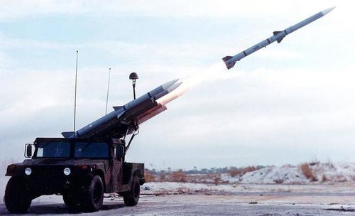 Bên cạnh việc phát triển cho máy bay chiến đấu, nhà sản xuất cũng nghiên cứu chế tạo một vài phiên bản AIM-120 cho các tổ hợp tên lửa đất đối không. Ví dụ như hệ thống tên lửa phòng không SLAMRAAM được thiết kế trên khung gầm xe bọc thép HMMWV, trang bị bệ phóng với 5 đạn tên lửa.