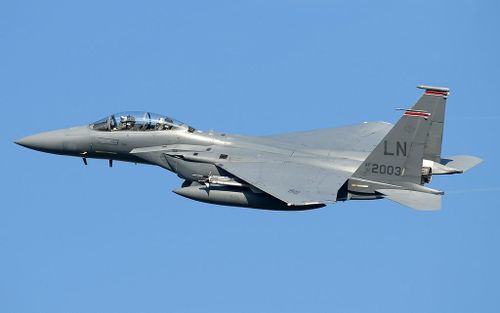 Vận tốc tối đa của F-15 lên đến 2.5 Mach, phạm vị hoạt động lên tới 2000km. F-15 có khả năng chuyển hướng linh hoạt khi cận chiến. Máy bay này cũng có thể lắp thêm 5 thùng nhiên liệu phụ để tăng tầm hoạt động lên tới 5000km.
