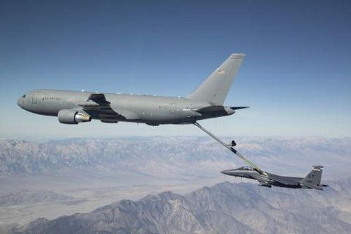Cả 2 mẫu máy bay này đều có thể tiếp liệu trên không. Ngoài ra, dù F-15 có một số điểm thiết kế cũ hơn, nhưng hệ thống điện tử hàng không hiện đại lại khiến nó có lợi thế hơn so với Su-27.