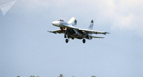 Trong khi đó, vận tốc tối đa của Su-27 là 2.35 Mach, tầm hoạt động trên 3.500km. Su-27 cũng có khả năng thực hiện được các động tác kĩ thuật hàng không điêu luyện, nên các chuyên gia quân sự NATO đánh giá, đây là loại máy bay rất nguy hiểm trong cận chiến.