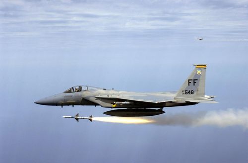 Nếu F-15 đối đầu với Su-27, các chiến đấu cơ Mỹ sẽ phát hiện ra các tiêm kích của Nga trước. Một khi Su-27 rơi vào tầm bắn của AIM-120, phi công của F-15 sẽ khai hỏa tên lửa và thường là liền một lúc 2 quả. Điều này có thể tiêu diệt ngay Su-27 nhờ yếu tố bất ngờ và tốc độ cao của AIM-120.