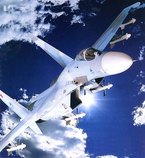 Trong khi đó, hệ thống điện tử của chiến đấu cơ Su-27 được trang bị hệ thống radar N001 Mech, hệ thống radar này có khả năng phát hiện ra các mục tiêu ở phạm vi rất xa, ở khoảng cách 130km Su-27 có thể phát hiện ra một chiếc UAV có kích thước bằng một quả bom trung bình.