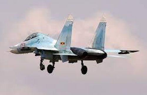 Tuy nhiên, radar này lại chỉ có thể phát hiện các chiến đấu cơ của đối phương ở khoảng cách 100km, tức là bằng 2/3 so với radar của F-15. Máy bay chiến đấu Su-27 cũng có thể được lắp đặt hệ thống tác chiến điện tử Sorbtsiya, tuy nhiên, không phải phiên bản nào cũng có thiết bị này.