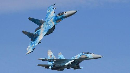 Trong khi đó, tiêm kích Su-27 ít tham gia trong thực chiến hơn. Tuy nhiên, trong chiến tranh Chechnya (1994), một chiếc đã bị bắn rơi; trong chiến tranh Ethiopia - Etriea (1998 – 2000), Su-27 đã bắn rơi ít nhất 2 chiếc MiG-29. Máy bay này cũng đã tham gia chiến dịch quân sự ở Gruzia, Nam Ossestia và bây giờ là nội chiến Syria.