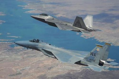 Máy bay chiến đấu F-15 sử dụng radar quét mảng pha điện tử chủ động (AESA) AN/APG-63, nhờ sử dụng loại radar này giúp máy bay có khả năng phát hiện mục tiêu xa, ở khoảng cách 160km F-15 có thể điều khiển tên lửa tầm trung AIM-120 tiêu diệt mục tiêu một cách chính xác.