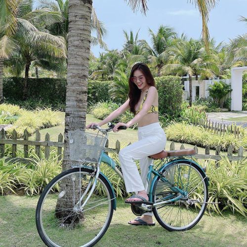Tâm sự với Zing, Lan Ngọc cho biết ở tuổi nào cô cũng muốn tận hưởng cuộc sống. “Đến ngưỡng tuổi 30, nhiều phụ nữ than mình già mất rồi. Tôi nghĩ với phụ nữ hiện đại, 30 tuổi chưa phải là hết. Phụ nữ ở tuổi nào cũng có quyền được yêu, chơi, hưởng thụ. Theo tôi, nữ quyền nên được hiểu là quyền phụ nữ. Chỉ khi phụ nữ làm được mọi điều mình muốn mới hạnh phúc”, cô chia sẻ.