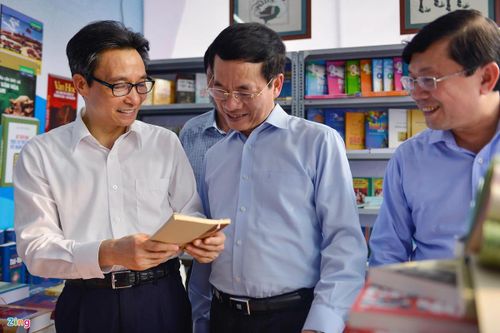 Phó thủ tướng Vũ Đức Đam, Bộ trưởng Bộ Thông tin và Truyền thông Nguyễn Mạnh Hùng tại lễ khai mạc Ngày sách Việt Nam lần thứ 6. Ảnh: Hoàng Đông.