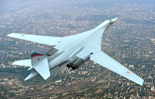 Ngoài ra, tầm bay của chiếc máy bay ném bom Tu-160 do Liên Xô thiết kế, cũng vượt trội so với các loại máy bay Mỹ, khi tối đa có thể lên tới 12.300 km. Tất nhiên, Tu-160 cũng có khả năng tiếp liệu trên không để gia tăng tầm bay.