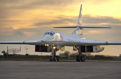 Nếu so sánh với hai loại máy bay ném bom hiện đại nhất của Mỹ hiện tại, đó là B-1B Lancer và B-2 Spirit, tốc độ tối đa của máy bay ném bom Tu-160 là gấp đôi.