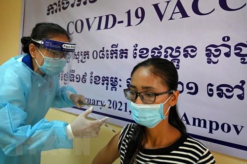 Nhân viên y tế tiêm vaccine ngừa COVID-19 cho người dân tại Phnom Penh, Campuchia. (Ảnh: AFP/ TTXVN)