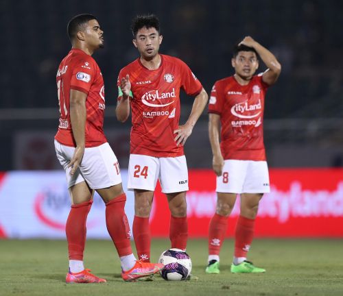 Tiền đạo Joao Paulo chủ động xin đá phạt nhưng sau một hồi nói chuyện, Lee Nguyễn vẫn là người quyết định thực hiện tình huống đó.