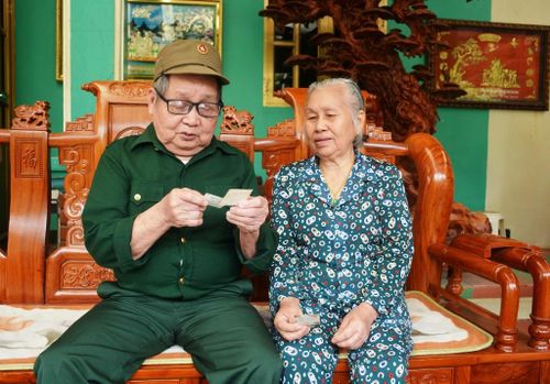 Cựu chiến binh Nguyễn Hữu Chấp cùng vợ tại nhà riêng ở phường Him Lam, TP Điện Biên Phủ, tỉnh Điện Biên.