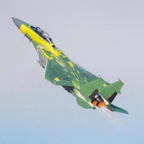 Tuy nhiên dù bất bại với mọi kẻ địch, tiêm kích F-15 của Mỹ cũng vẫn không thể chống chọi lại với thời gian. Theo báo cáo của Không quân Mỹ, đã có 75% số lượng phi cơ F-15 hiện tại, đã sắp hết tuổi bay, 10% đã hết hạn sử dụng hoàn toàn.