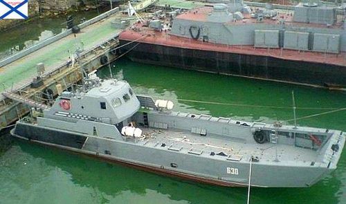 Tàu có thể chở theo một xe tăng chiến đấu chủ lực, hai xe thiết giáp chở quân BTR-82A.