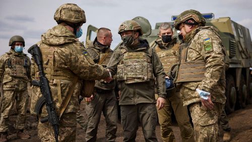  Tổng thống Ukraine Volodymyr Zelenskiy (giữa) trong một chuyến thăm tới khu vực chiến sự tại Donbass, phía đông Ukraine. Ảnh: AP. 