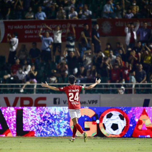 Lee Nguyễn lần đầu đeo băng đội trưởng, thay đôi giày xanh bằng giày đen ở giữa hiệp để giúp TP.HCM có chiến thắng thứ 3 sau 8 vòng đấu. Ảnh: TPHCM