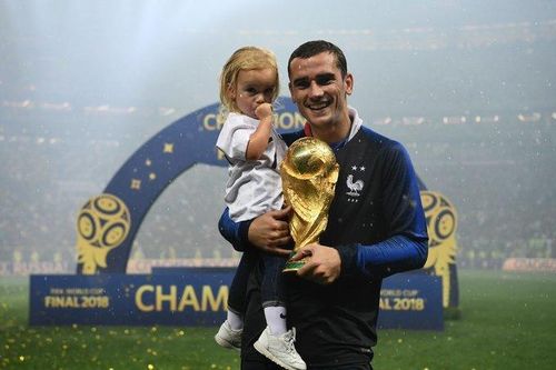 Griezmann cùng con gái đầu Mia trong ngày Pháp vô địch World Cup