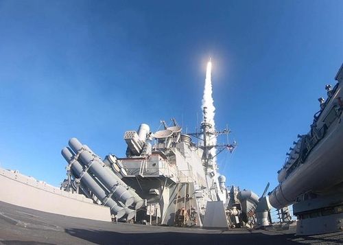 USS Donald Cook của Hải quân Mỹ trong một cuộc tập trận bắn tên lửa SM-2. Ảnh: USN/The Drive. 
