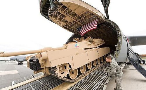 Tải trọng hữu ích của C-5M Super Galaxy lên tới 123 tấn. Vì thế nó có thể chở gần như mọi loại khí tài của Mỹ. Trong hình là xe tăng hạng nặng M1A2 Abrams.