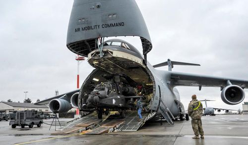 Trực thăng tấn công hạng nặng AH-64 Apache cũng được vận tải cơ C-5M Galaxy chuyên chở trong những tình huống cần thiết.
