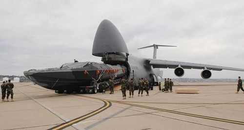 Ngay cả xuồng cao tốc cũng có thể nằm gọn trong bụng của vận tải cơ C-5M Galaxy.