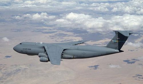 C-5M Galaxy có chiều dài 75,3m, sải cánh 67,8m, chiều cao 18,8m. Đây là một trong số ít những máy bay có kích thước khổng lồ.