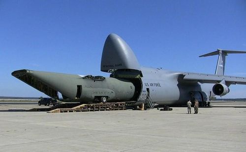 Đáng chú ý ngay cả vận tải cơ tầm trung C-130 cũng có thể nằm gọn trong bụng của chiếc vận tải cơ C-5M Galaxy.