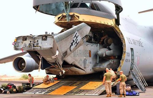 Máy bay có kíp lái gồm 7 người. C-5M Super Galaxy có thể bay liên tục 4.440 km mà không cần tiếp nhiên liệu.