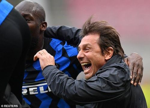  Từ HLV Conte đến các cầu thủ Inter, tất cả vỡ òa với bàn thắng của Darmian. Họ lao vào sân, ăn mừng cuồng nhiệt thể như giành được chức vô địch. 