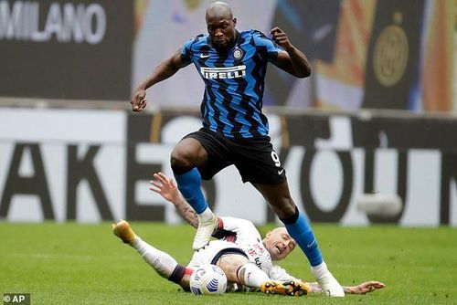  Hết Romelu Lukaku đến Alexis Sanchez, sau Christian Eriksen tới Marcelo Brozovic, tất cả đều nỗ lực dứt điểm với hy vọng tìm kiếm bàn thắng. Song, đây là ngày thủ môn Guglielmo Vicario chơi quá hay, khi có 6 tình huống bay người cứu thua. 