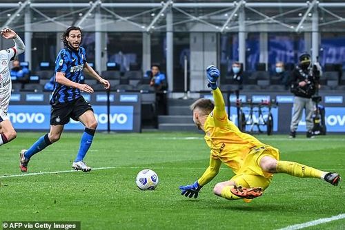  Nhưng đến phút 77, Vicario phải bó tay trước tình huống lao vào dứt điểm cận thành của Darmian, người đã có 2 bàn thắng và 2 pha kiến tạo từ đầu mùa. Chiến thắng 1-0 trước Cagliari giúp Inter xây chắc ngôi đầu. AFP và Reuters nhận định thầy trò Conte đang tiến gần việc phế truất ngôi vương của Juventus. 