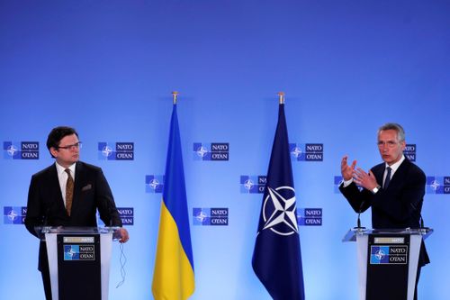 Ngoại trưởng Ukraine Dmytro Kuleba (trái) và Tổng thư ký NATO Jens Stoltenberg trong cuộc gặp hôm 13/4 tại Brussels (Bỉ). Ảnh: Reuters