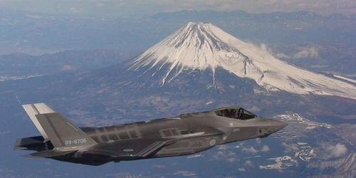 Hiện nay tỷ lệ sẵn sàng chiến đấu của F-35 trong biên chế quân đội Mỹ chỉ đạt khoảng 60%, trong khi tỷ lệ sẵn sàng chiến đấu của F-15 là 70%. Chi phí vận hành hàng năm của F-35 là 10 triệu USD, trong khi F-15 chỉ là 6 triệu USD.
