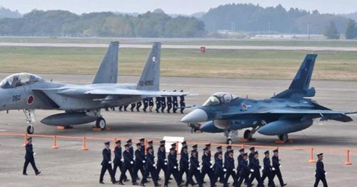 Tuy nhiên, Nhật Bản không thể đối phó với nhiệm vụ này chỉ với 100 chiếc F-15. Vì vậy, Nhật Bản phải đưa cả số F-35 đắt đỏ quá tốn kém khi sử dụng vào nhiệm vụ này; mặc dù chưa hẳn F-35 đã làm tốt nhiệm vụ đánh chặn, hơn những chiếc F-15J. Nguồn ảnh: QQ.