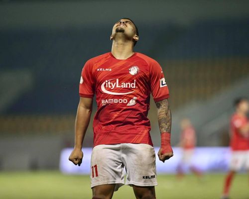 Joao Paulo bất lực vì chưa có bàn nào cho TPHCM năm nay, đó có thể là hình ảnh của TPHCM sau lượt đi khi TOP 6 ngày càng xa họ. Ảnh: TPHCM