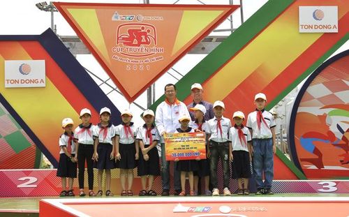 Ở chặng 9, Ông Nguyễn Kiến Tánh - Phó Giám đốc Công ty TNHH một thành viên Tôn Đông Á Đà Nẵng, trao học bổng 30 triệu đồng cho trường Tiểu học Đồng Hóa, huyện Tuyên Hóa, tỉnh Quảng Bình.
